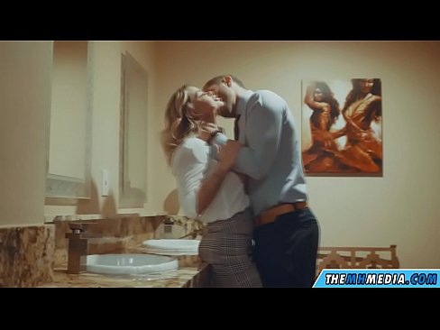 ❤️ Pe a faaosoosoina oe e se blonde busty i totonu o se faletaele lautele ❤️ Fucking ☑